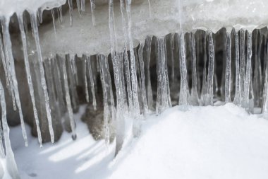 Frozwn su. Yakın çekim, doğal buz parçacıkları, Letonya