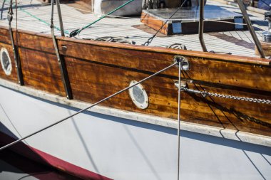 Güneşli bir günde, Letonya su beyaz ahşap yat Close-up