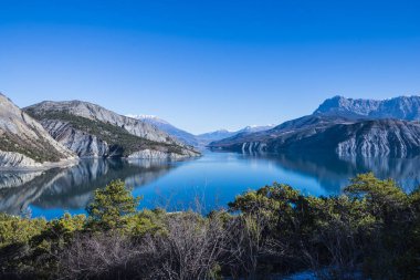 Panoramik göl Lac de serre-poncon Fransız Alpleri'nde açık bir günde