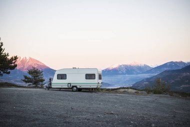 Fransız Alps Gölü Lac de Serre-Poncon yakınındaki bir görünüm ile bir dağın tepesinde bir bisiklet ile karavan park