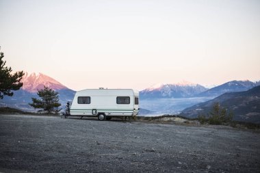 Fransız Alps Gölü Lac de Serre-Poncon yakınındaki bir görünüm ile bir dağın tepesinde bir bisiklet ile karavan park
