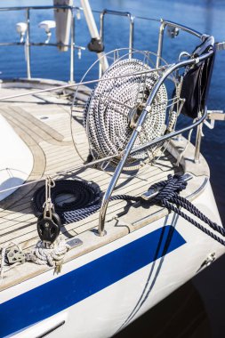 Beyaz ve mavi yat ipleri yakın çekim, Letonya