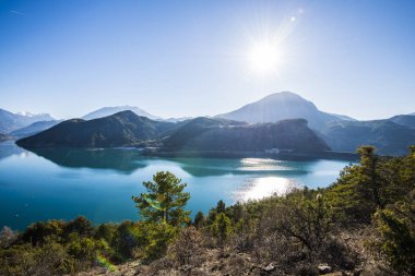 Panoramik göl Lac de serre-poncon Fransız Alpleri'nde açık bir günde
