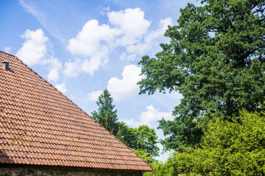 Bir kiremit çatı Liestraupe kale yakın çekim, Letonya