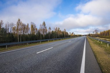Bir görünümünü açık sonbahar günü asfalt ülke yolda Letonya