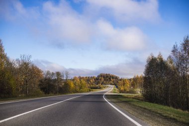 Bir görünümünü açık sonbahar günü asfalt ülke yolda Letonya