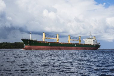 Baltık denizinde giden bir kargo gemisi.