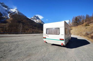Fench Alp Dağları'nda bir asfalt yolda bir bisiklet ile karavan park. Parc Ecrins