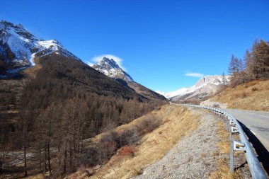 French Alps Dağları'nda bir asfalt yol. Parc Ecrins