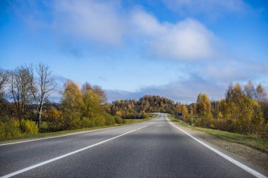 Bir görünümünü açık sonbahar günü asfalt ülke yolda Letonya