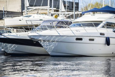 Beyaz bir güneşli bahar gününde Letonya Riga bağlantı noktası Yatlar
