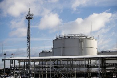 Port yakıt tankları bir görünüm bir bulutlu kış gününde