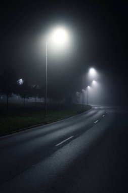 Boş karayolu ile ışıklar gece görünümü