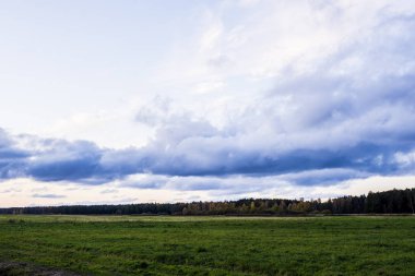 Bulutlu bir günde, Letonya yeşil ülke alanının bir görünüm