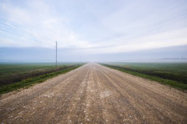 Bulutlu bir günde, Letonya ile yeşil alanlar ülke yolun bir görünüm