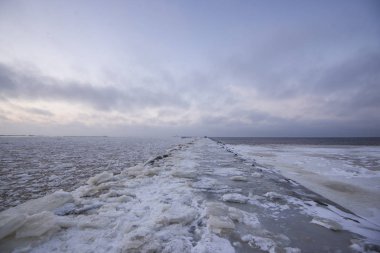 Deniz, Letonya ile fener yolu