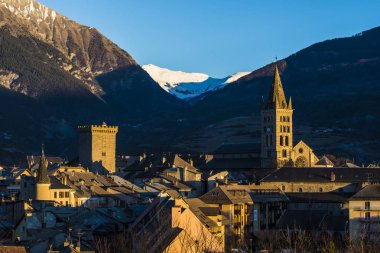 Fransız Alpleri'nde Gölü Lac de serre-poncon yakınlarındaki küçük bir kasabada bir görünümünü