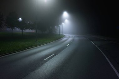 Boş karayolu ile ışıklar gece görünümü