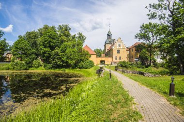 Lielstraupe kalenin panoramik manzaralı bir gün güneşli yaz, Letonya