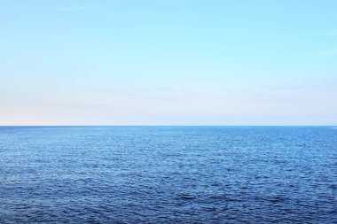 Mavi açık Baltık Denizi üzerinde renkli mor günbatımı