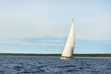 İleri görünümünden Rüzgar tarafından eğik bir yelkenli