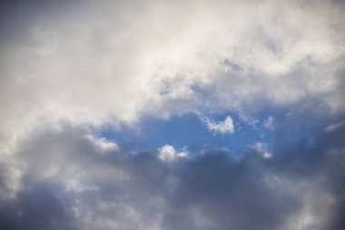 Bulutlu mavi gökyüzü yakın çekim