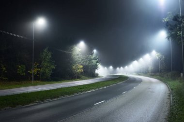 Boş karayolu ile ışıklar gece görünümü
