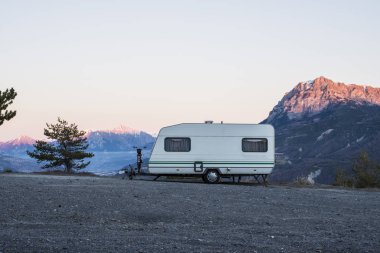 Fransız Alps Gölü Lac de Serre-Poncon yakınındaki bir görünüm ile bir dağın tepesinde bir bisiklet ile karavan park
