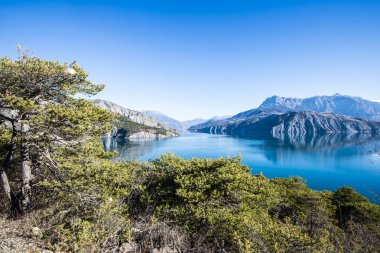 Göl Lac de serre-poncon Fransız Alpleri'nde açık bir günde yakınındaki dağların bir görünüm