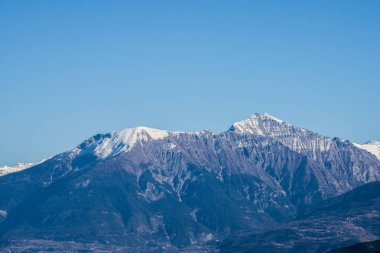 Göl Lac de serre-poncon Fransız Alpleri'nde açık bir günde yakınındaki dağların bir görünüm