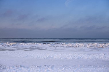 Kış akşamları deniz kenarı, Letonya