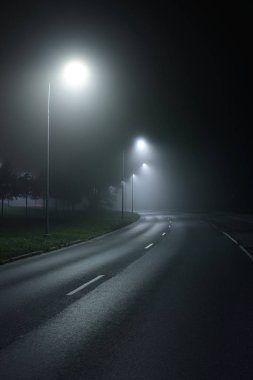 Boş karayolu ile ışıklar gece görünümü