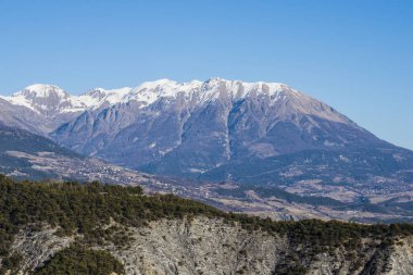 Göl Lac de serre-poncon Fransız Alpleri'nde açık bir günde yakınındaki dağların bir görünüm