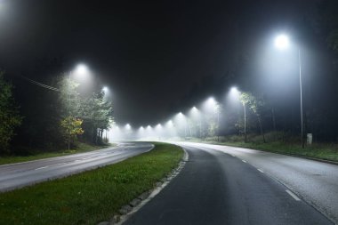 Boş karayolu ile ışıklar gece görünümü