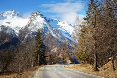 French Alps Dağları'nda bir asfalt yol. Parc Ecrins