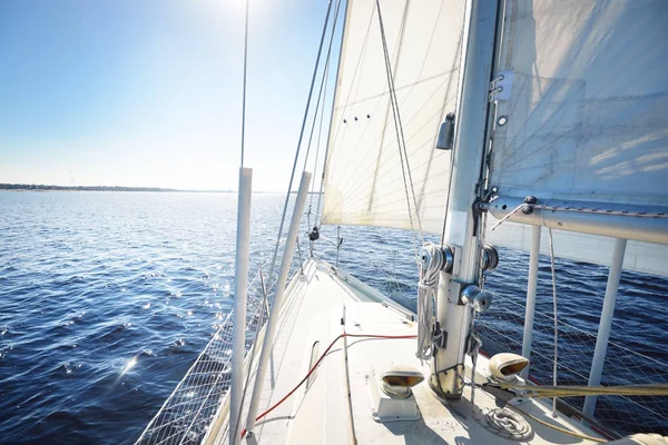 Vista Avanti Una Barca Vela Inclinata Dal Vento — Foto Stock