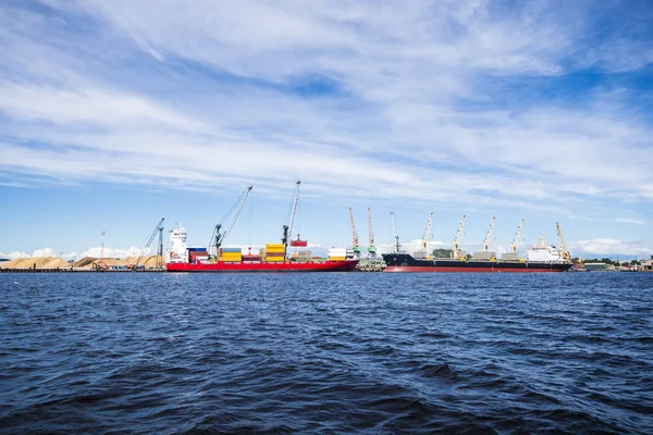 Zwei Containerschiffe Hafen Einem Sonnigen Tag — Stockfoto