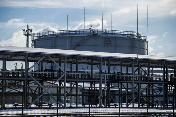 Een Weergave Van Brandstof Tanks Haven Een Winterse Bewolkte Dag — Stockfoto