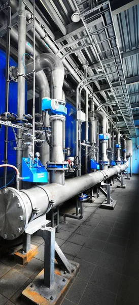 Große Industrielle Wasseraufbereitung Und Heizraum Glänzende Rohre Druckbehälter Rohrleitungsarmateure — Stockfoto