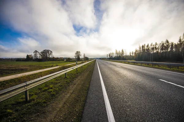 Una Vista Carretera Asfalto Letonia Día Claro Otoño — Foto de Stock