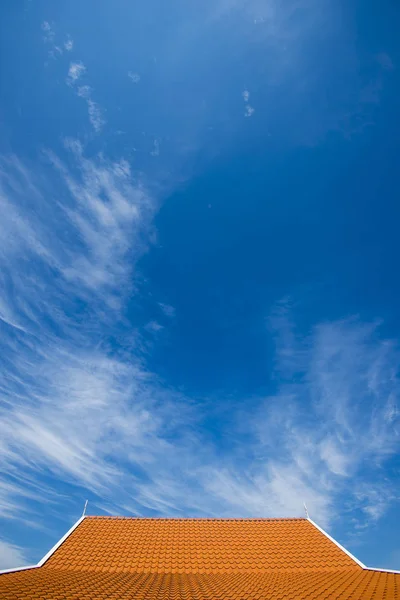 Techo Teja Roja Bajo Cielo Azul Claro Holanda —  Fotos de Stock