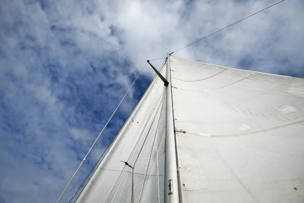 Vista Hacia Adelante Desde Velero Inclinado Por Viento — Foto de Stock