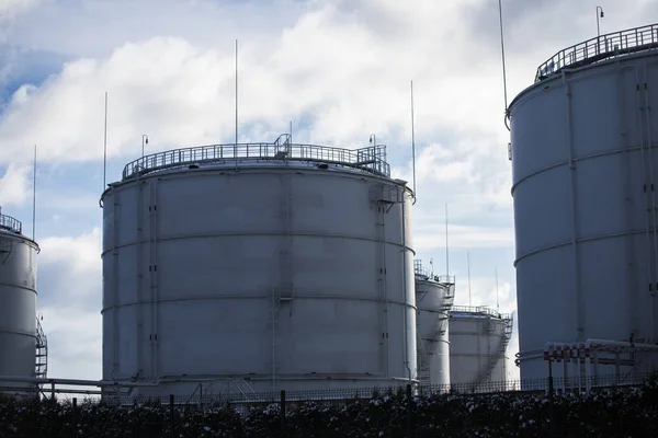 Bir Bulutlu Kış Günü Limanda Yakıt Tankları Close — Stok fotoğraf