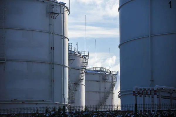 Gros Plan Des Réservoirs Carburant Dans Port Par Une Journée — Photo