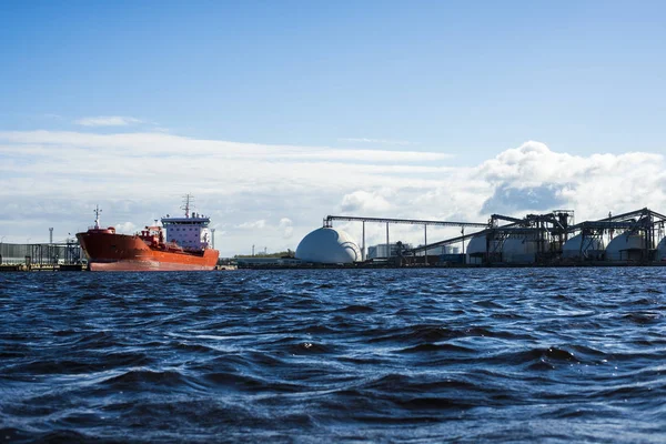 Rode Vrachtschip Haven Van Riga Een Zonnige Lentedag Letland — Stockfoto