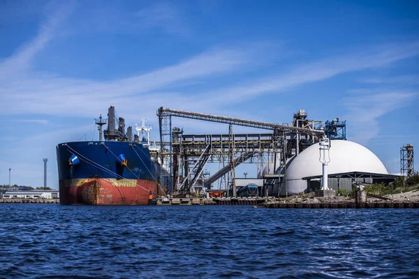 Frachtschiff Hafen Von Riga Einem Sonnigen Frühlingstag Lettland — Stockfoto