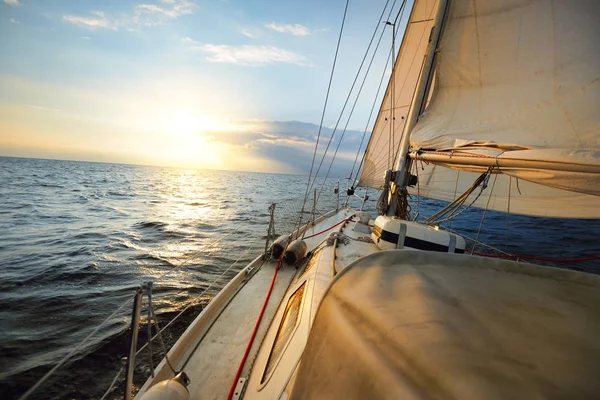 Utsikt Från Däck Till Fören Segelbåt Lutad Vind Solnedgång — Stockfoto