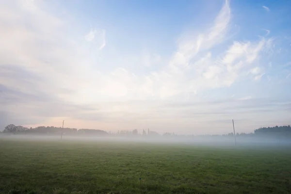 Uma Vista Campo Verde País Nuvens Coloridas Manhã Letónia — Fotografia de Stock