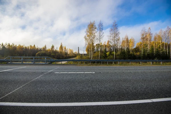 Primer Plano Carretera Asfalto Letonia Día Claro Otoño —  Fotos de Stock