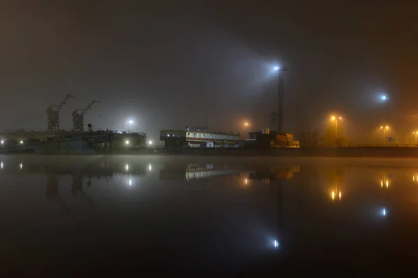 货船在港口与夜间灯 — 图库照片